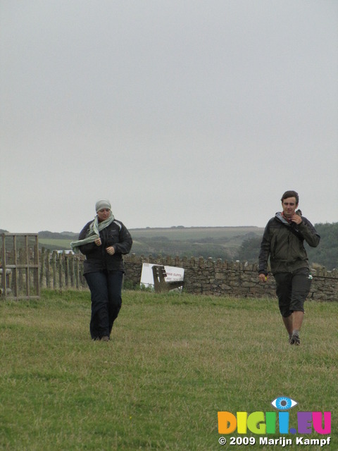 SX08096 Kristina and Wouko walking through field